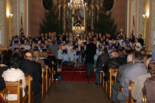 ADVENTSKI KONCERT „ROSITE NEBESA ODOZGOR“ U ŽUPNOJ CRKVI SVETOG JURJA U GORNJOJ STUBICI